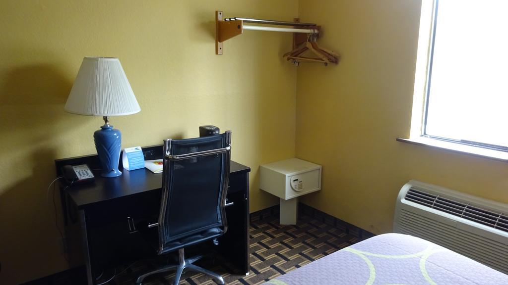 Super 8 by Wyndham Terre Haute Exterior foto